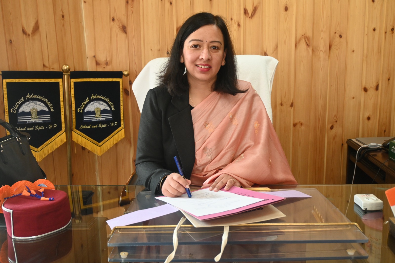 निवेदिता नेगी ने संभाला उपायुक्त लाहौल एवं स्पीति का कार्यभार, कहा – जनहित से जुड़े कार्यों को प्राथमिकता देते हुए जिले के विकास के लिए सामूहिक प्रयासों के साथ करेंगी कार्य