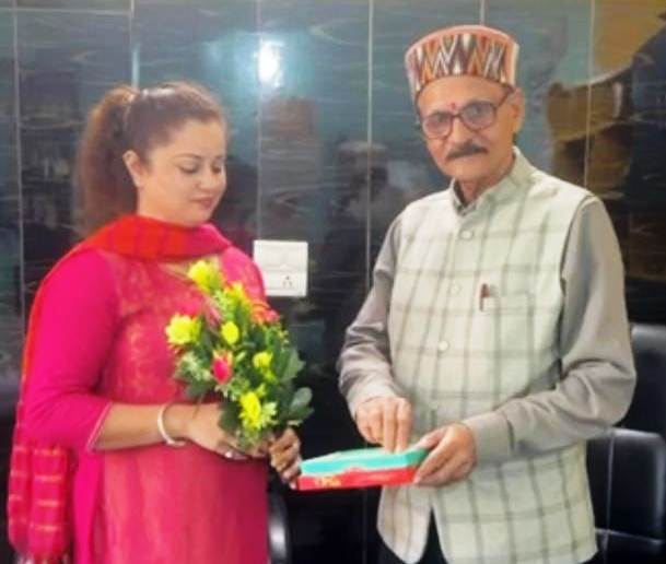 कोल वैली इंस्टीट्यूट ऑफ नर्सिंग की लेक्चरर रक्षा ने ऑब्स्टेट्रिक्स एवं गायनेकोलॉजिकल नर्सिंग में हासिल की डॉक्टरेट की उपाधि